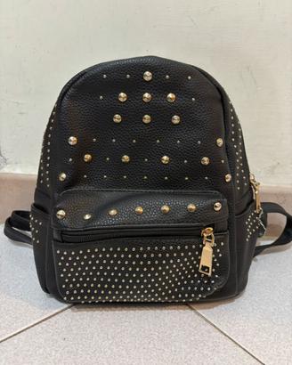 Zaino nero con borchie