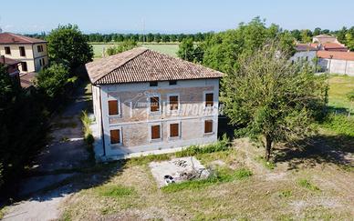 Villa indipendente con ampio giardino