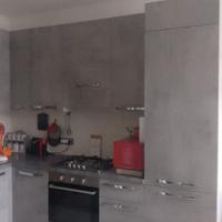 Cucina e living + tavolo e sedie