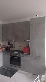 Cucina e living + tavolo e sedie