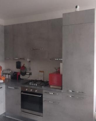 Cucina e living + tavolo e sedie