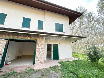 Villa di recente costruzione con giardino