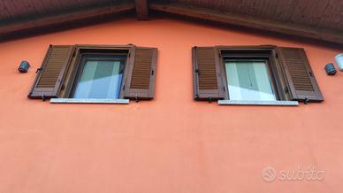 Finestre in legno a un'anta