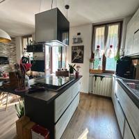 Casa con giardino immersa nel verde