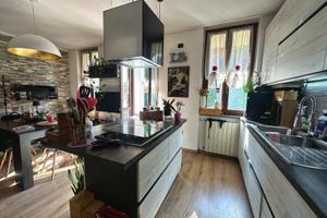 Casa con giardino immersa nel verde