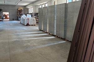 Capannone con ufficio arredato