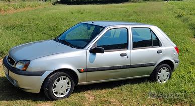 FORD Fiesta 1.2i 16V Ghia con 21. 000 km original 