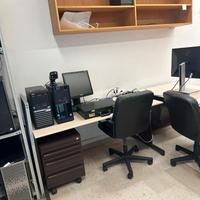 Scrivania da ufficio con cassettiera