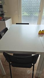 Tavolo Ikea bianco 125x75 cm con 4 sedie nere