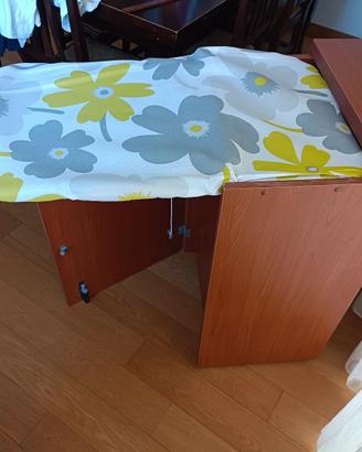 mobiletto con tavola da stiro