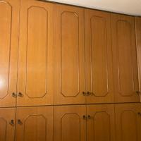 Armadio a muro a 12 ante in legno