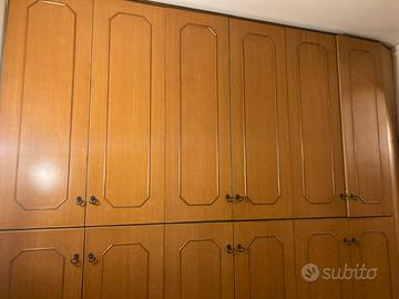 Armadio a muro a 12 ante in legno