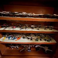 Modellini di aeroplani circa 60 con vetrina