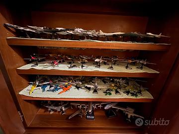 Modellini di aeroplani circa 60 con vetrina