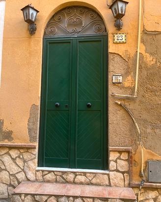 Casa di tre piani divisibili in due appartamenti