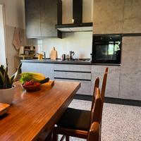 Cucina usata senza forno con frigo e piano cottura