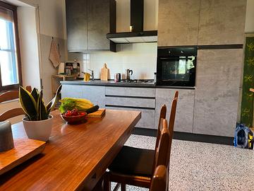 Cucina usata senza forno con frigo e piano cottura