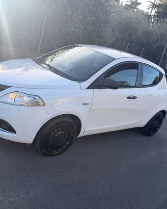 Lancia Ypsilon 1.0 Hybrid EcoChic Silver – 2021
