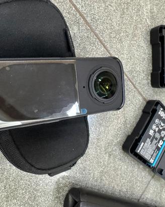 (NUOVA) INSTA360 X4 8K – 3 BATTERIE + HUB