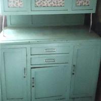 mobiletto vintage in legno, dipinta color azzurro