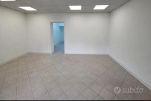 locale commerciale    con  2 bagni  