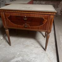 Due comodini Vintage con due cassetti e vetro