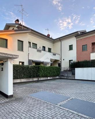 VILLA A SCHIERA A CARATE BRIANZA