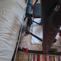 Panca e rack coi pesi,manubri e sbarre