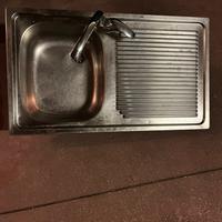 Lavello inox con rubinetto
