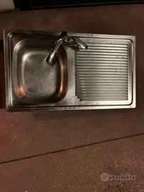 Lavello inox con rubinetto