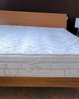 Letto matrimoniale con materasso.