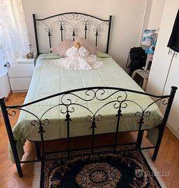 Letto in ferro battuto semi-nuovo e comodino