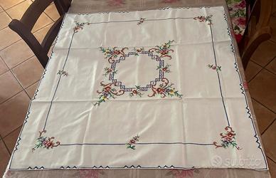 tovaglietta ricamata a mano