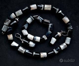 Un set di gioielli (x4) in agata striata naturale