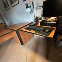 Scrivania con curva cassetti e vetrinetta scaffale