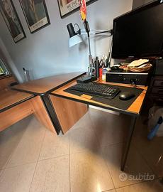 Scrivania con curva cassetti e vetrinetta scaffale