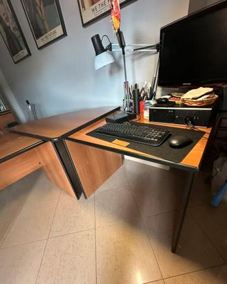 Scrivania con curva cassetti e vetrinetta scaffale