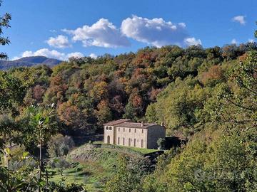 Rustico / Casale di 460 m² con 4 locali e box auto