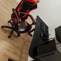 Scrivania e sedia da gaming