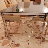 Tavolo di vetro e metallo