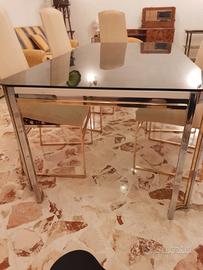 Tavolo di vetro e metallo