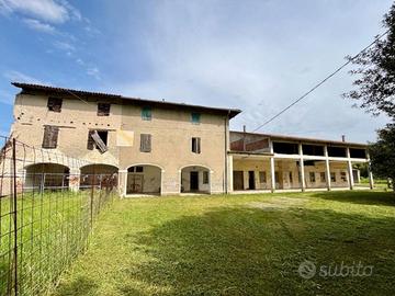 CASA COLONICA - stalla, fienile e oltre 6.000 m...