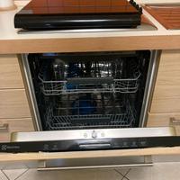 Cucina completa con elettrodomestici, tavolo, sedi