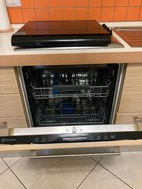 Cucina completa con elettrodomestici, tavolo, sedi