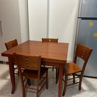 Tavolo in legno allungabile con 4 sedie