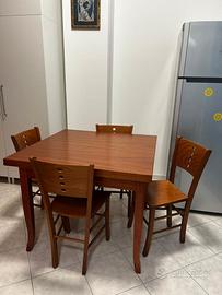 Tavolo in legno allungabile con 4 sedie
