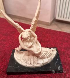 Statuina  “Amore e Psiche “ con base in marmo nero