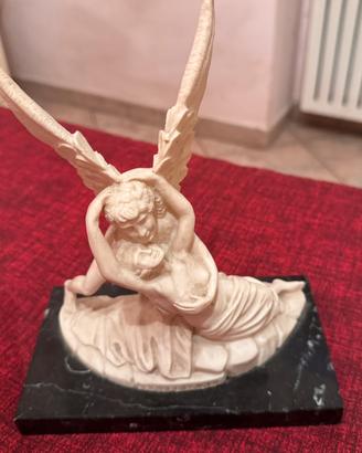 Statuina  “Amore e Psiche “ con base in marmo nero