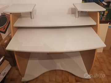 Scrivania per computer. 