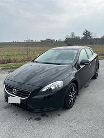 VOLVO V40 D2